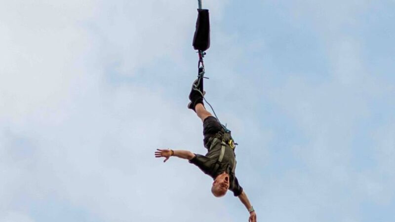 Freier Fall beim Parookaville: Bungee statt Bierpause – Warum Festival-Besucher sich freiwillig in die Tiefe stürzen