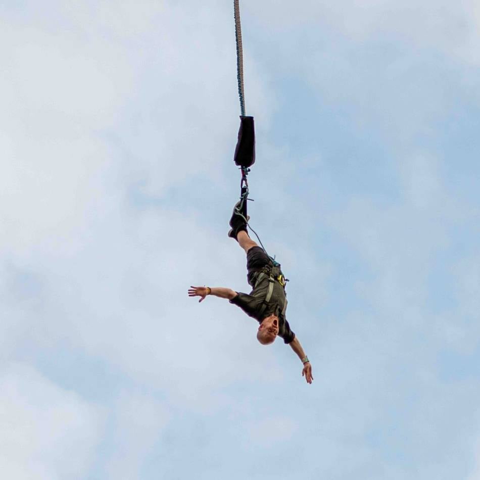 Freier Fall beim Parookaville: Bungee statt Bierpause – Warum Festival-Besucher sich freiwillig in die Tiefe stürzen