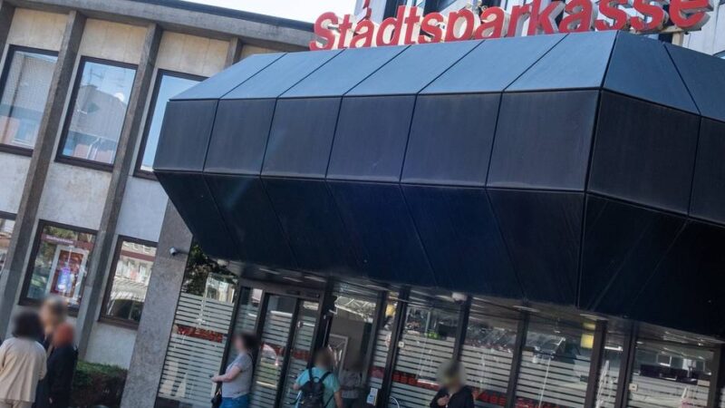 Im laufenden Betrieb: Unbekannte brechen 29 Schließfächer in Sparkasse Rheydt auf