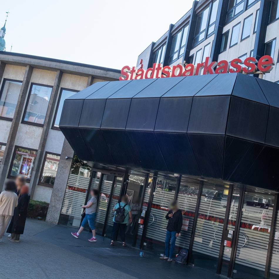 Im laufenden Betrieb: Unbekannte brechen 29 Schließfächer in Sparkasse Rheydt auf