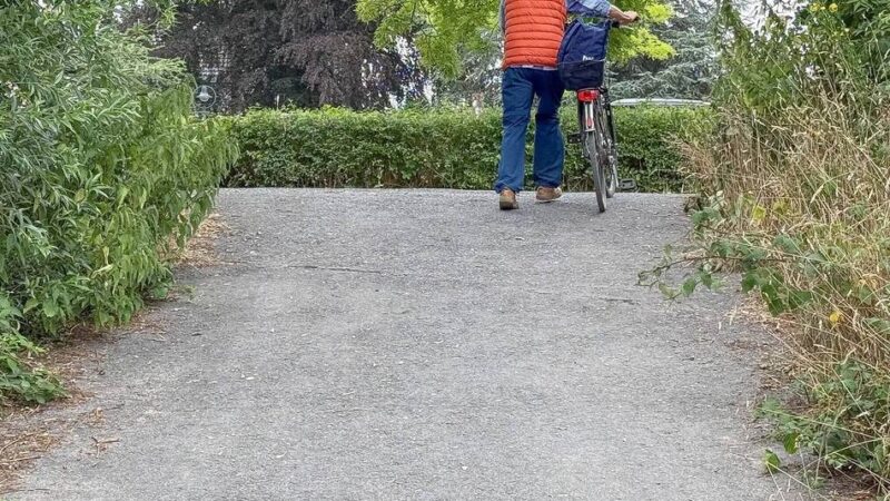 Steiler Weg ist seit Jahren ein Ärgernis: Vorbereitungen für Bauprojekt an Waldwiese dauern weiter an