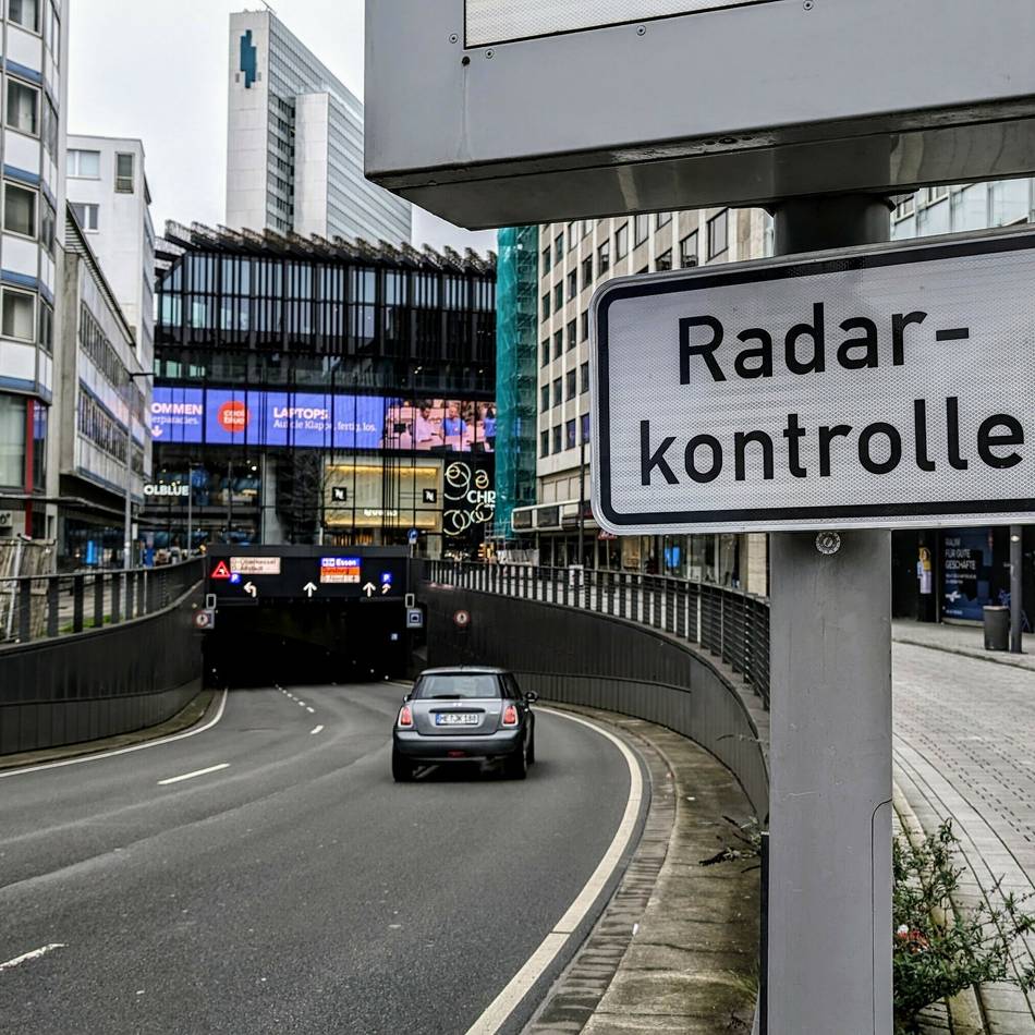 Bundesweiter Vergleich: Temposünder bescheren Düsseldorf zweistellige Millionenbeträge