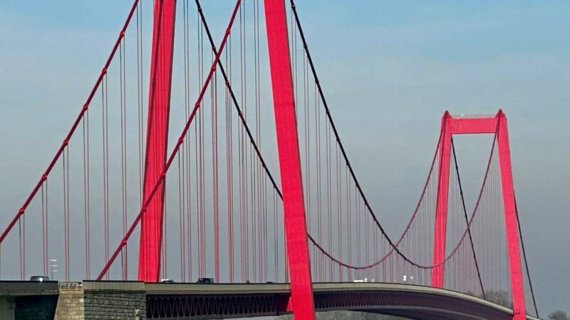 Emmerich: Lastwagen sorgt für Kurzzeit-Stau auf der Brücke