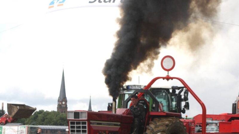 PS-Spektakel auf dem Acker: Tractor Pulling Dülken feiert Geburtstag