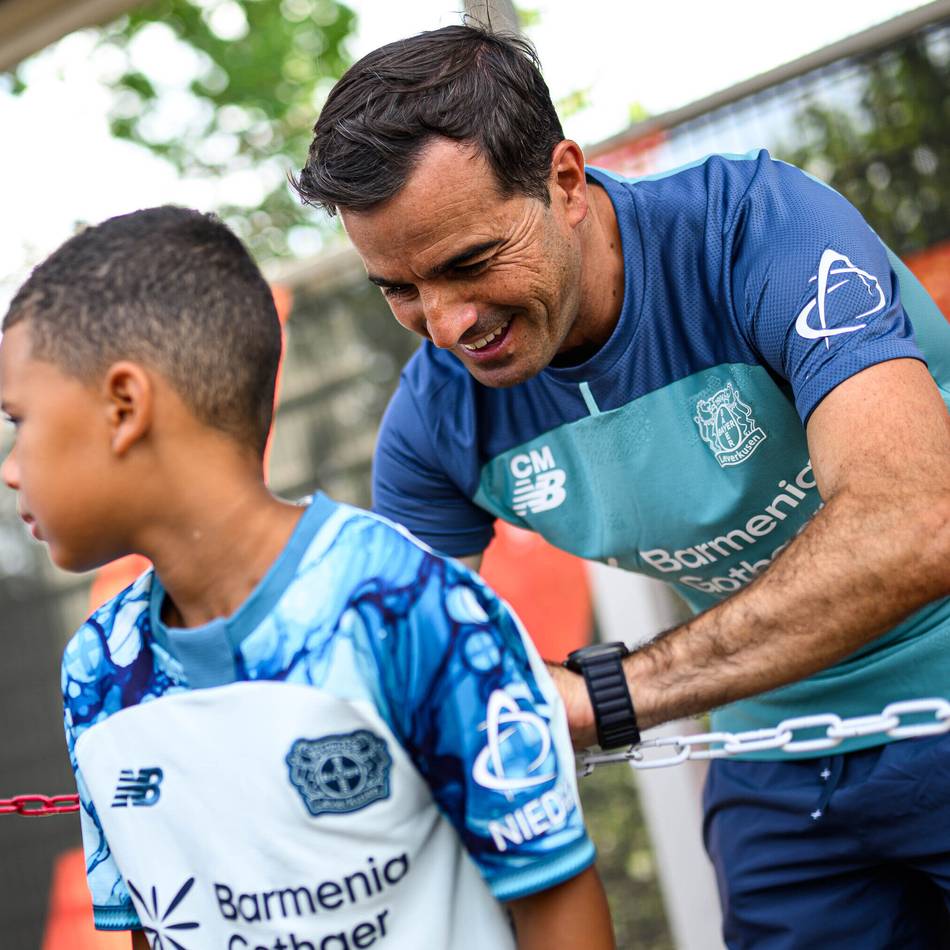 Nicht nur eine öffentliche Einheit?: Martinez wirbt für gute Fan-Beziehung und ändert Bayers Trainingslager-Pläne
