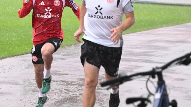 Wetter-Chaos sorgt für kuriose Bilder: Fortuna-Profis flüchten schnell – Ende sagt letzte Trainingslager-Einheit kurzfristig ab