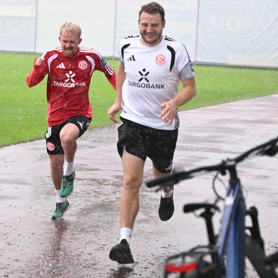 Wetter-Chaos sorgt für kuriose Bilder: Fortuna-Profis flüchten schnell – Ende sagt letzte Trainingslager-Einheit kurzfristig ab