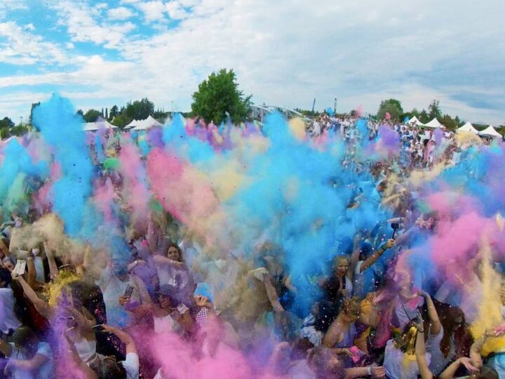 Ausgehen in Leverkusen: Holi, Wein und Mallorca – Festivalsommer im Neulandpark