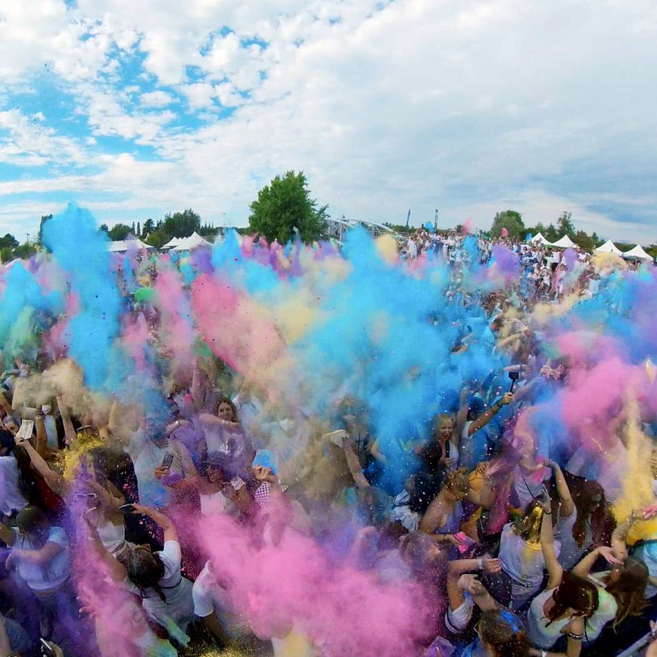Ausgehen in Leverkusen: Holi, Wein und Mallorca – Festivalsommer im Neulandpark