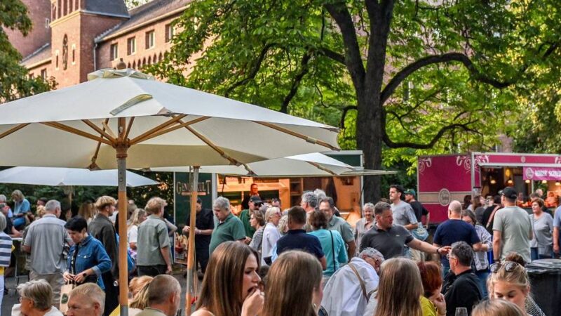 Kulinarische Weltreise unter mächtigen Bäumen: So war das Streetfood-Festival „Genussvoll“ auf dem Kempener Burgplatz