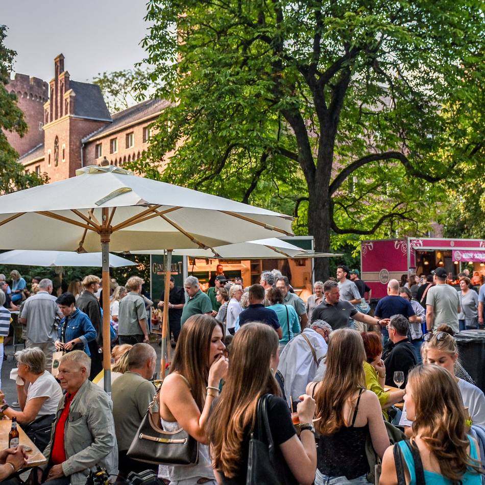 Kulinarische Weltreise unter mächtigen Bäumen: So war das Streetfood-Festival „Genussvoll“ auf dem Kempener Burgplatz