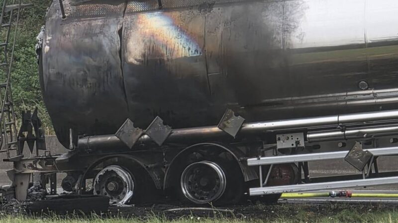 Gefahrgut ausgetreten: Schweröl-Tanklaster brennt auf der Autobahn 40 bei Kerken