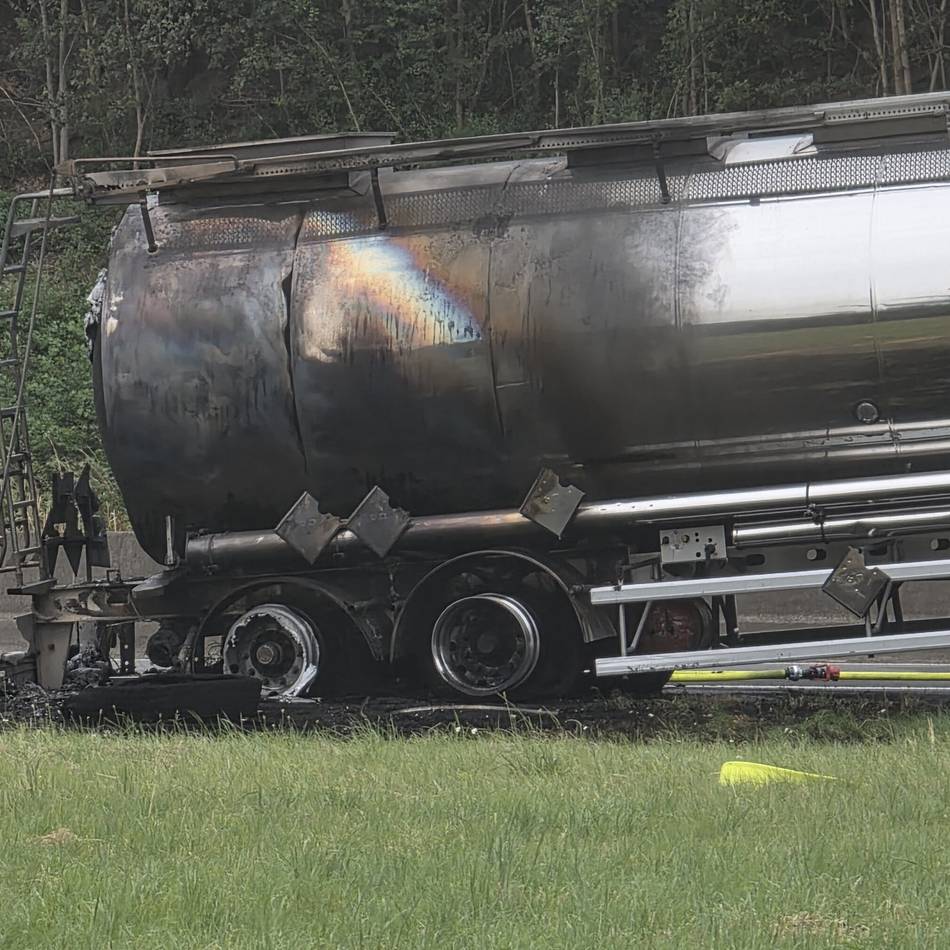 Gefahrgut ausgetreten: Schweröl-Tanklaster brennt auf der Autobahn 40 bei Kerken