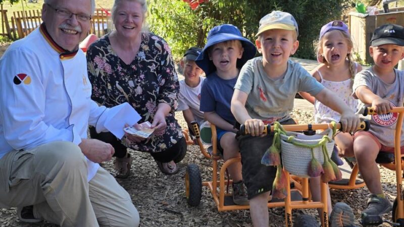 Zehn Jahre Hückeswagener Waldkindergarten: Neue Spielfahrzeuge für „Wurzelkinder“ dank 1006 Waldbroten