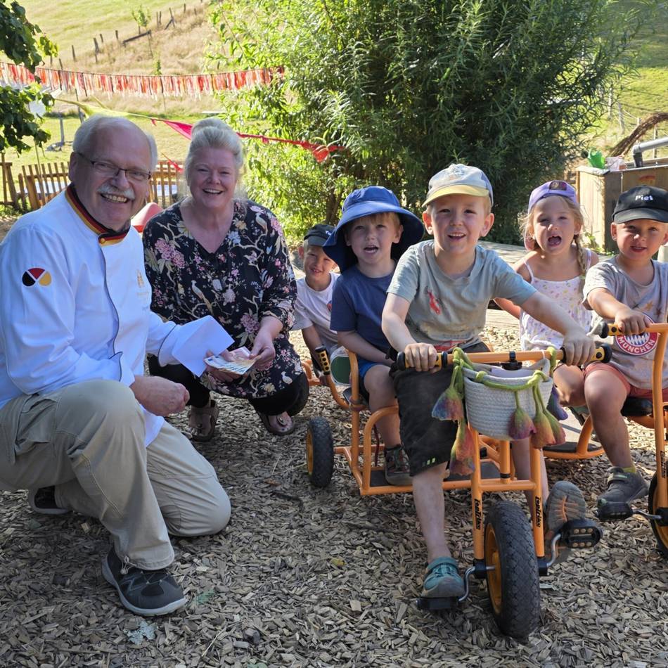 Zehn Jahre Hückeswagener Waldkindergarten: Neue Spielfahrzeuge für „Wurzelkinder“ dank 1006 Waldbroten