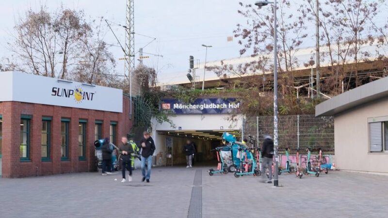 Platz der Republik in Mönchengladbach: Räuber wollte auf E-Scooter eines Zwölfjährigen flüchten – und sitzt jetzt in U-Haft