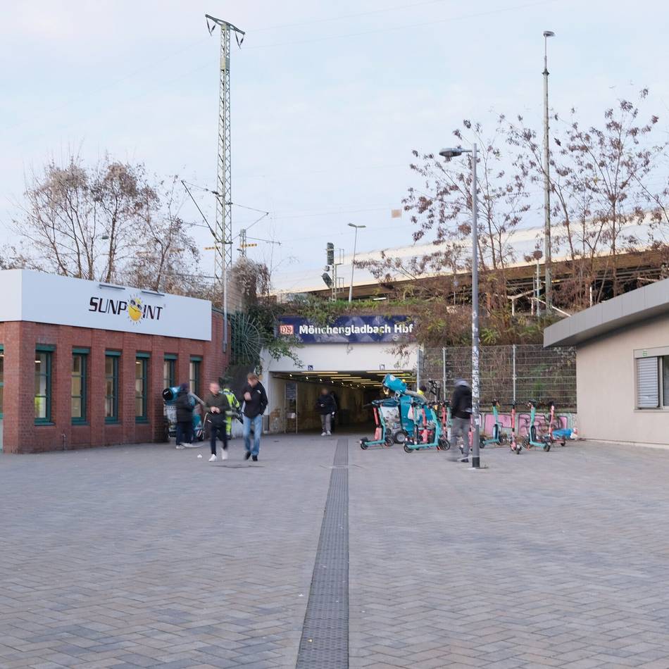 Platz der Republik in Mönchengladbach: Räuber wollte auf E-Scooter eines Zwölfjährigen flüchten – und sitzt jetzt in U-Haft