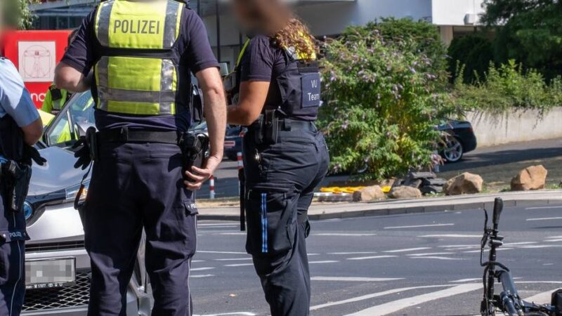 Sperrung in Mönchengladbach: E-Scooter-Fahrer (14) bei Verkehrsunfall schwer verletzt