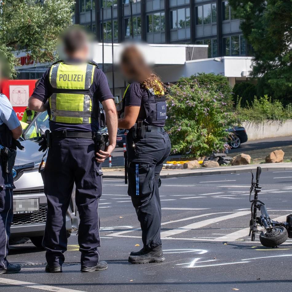 Sperrung in Mönchengladbach: E-Scooter-Fahrer (14) bei Verkehrsunfall schwer verletzt