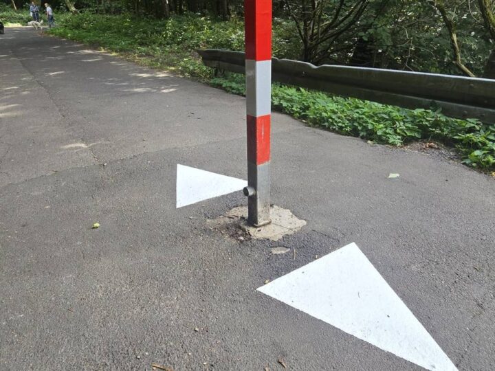 Radwege in Leverkusen: Weiße Pfeiler oder Abbau – Stadt entschärft gefährliche Poller auf Radwegen