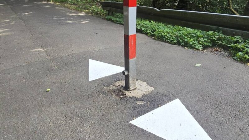 Radwege in Leverkusen: Weiße Pfeiler oder Abbau – Stadt entschärft gefährliche Poller auf Radwegen