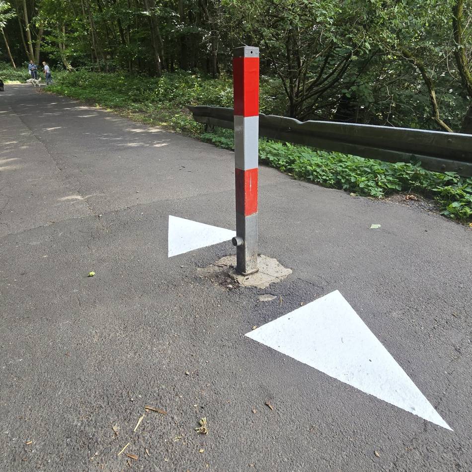 Radwege in Leverkusen: Weiße Pfeiler oder Abbau – Stadt entschärft gefährliche Poller auf Radwegen