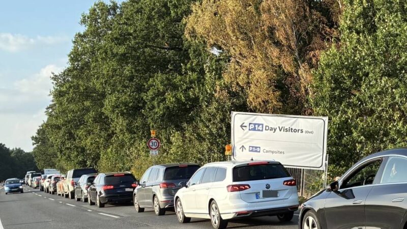 Megafestival in Weeze: Stau bei der Anreise der Tagesgäste am Freitag