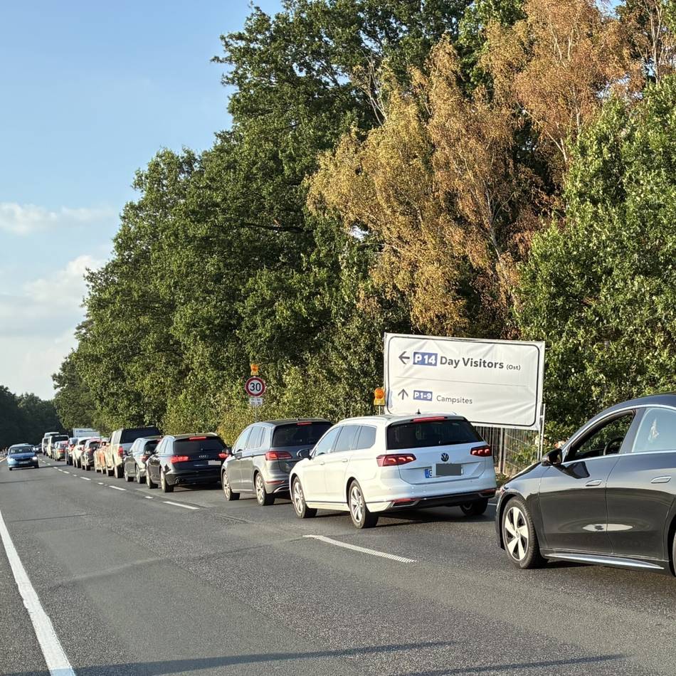 Megafestival in Weeze: Stau bei der Anreise der Tagesgäste am Freitag