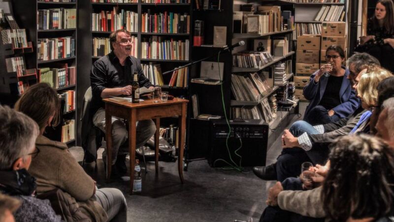 Veranstaltung in der Buchhandlung Hintzen: „Mit 80 Büchern um die Welt“ – mit RP-Kulturjournalist Lothar Schröder in Kleve