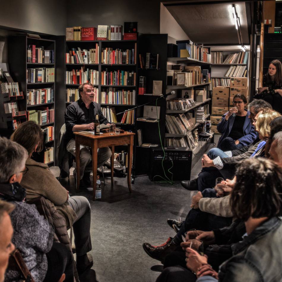 Veranstaltung in der Buchhandlung Hintzen: „Mit 80 Büchern um die Welt“ – mit RP-Kulturjournalist Lothar Schröder in Kleve