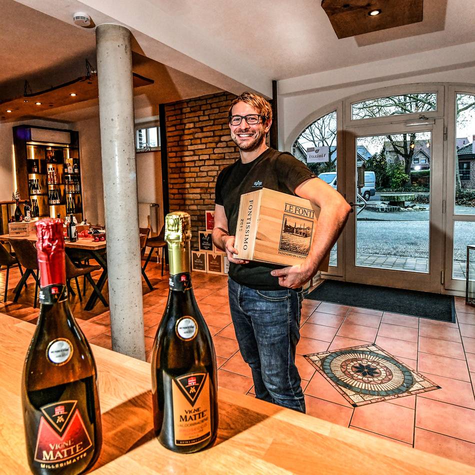 Am Samstagnachmittag auf dem Dorfplatz: Weinfest beim Ossenberger Wochenmarkt
