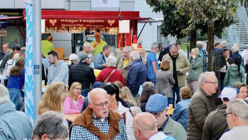 Essen, Trinken, Leute treffen in Wermelskirchen: Dritter Feierabendmarkt mit Bürgermeister-Sprechstunde