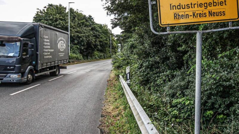 Ärger über Müll in Grevenbroich: Schwere Poller sollen rastende Brummifahrer fernhalten