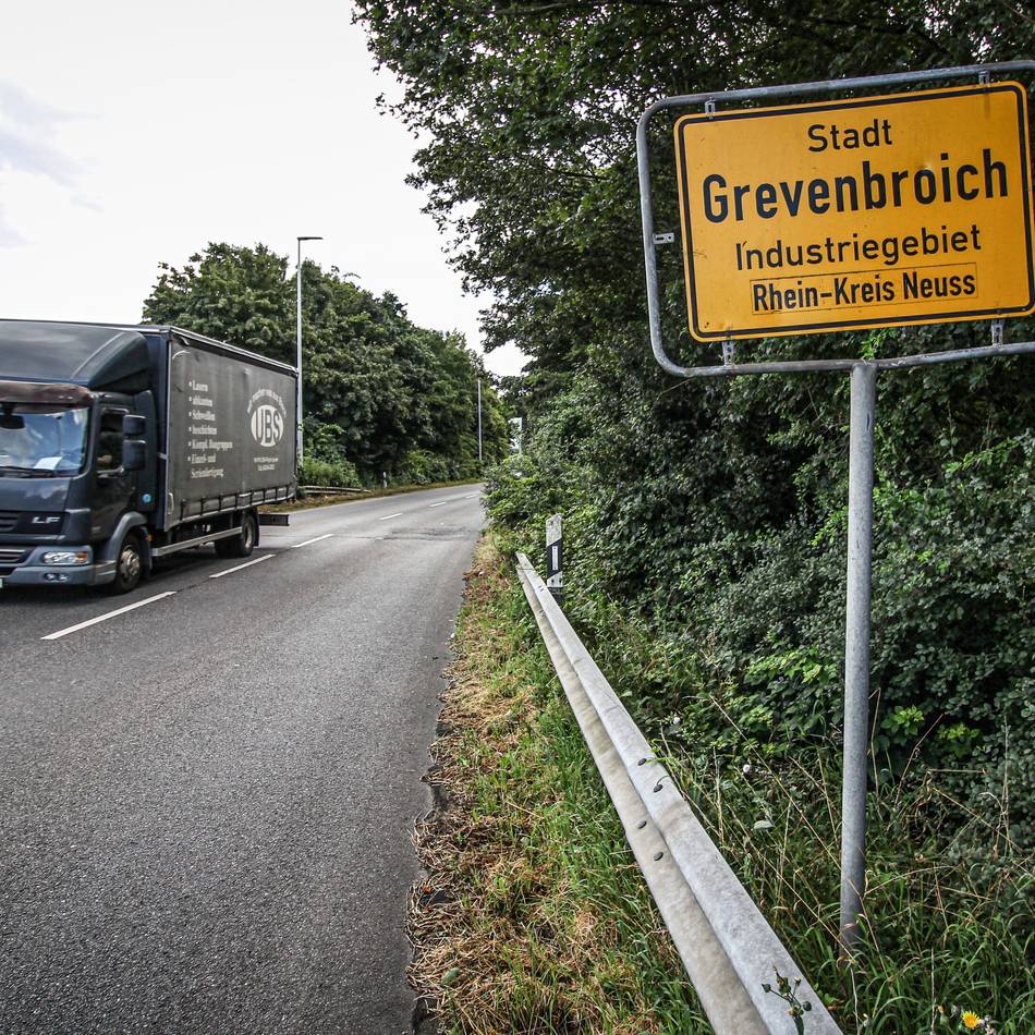 Ärger über Müll in Grevenbroich: Schwere Poller sollen rastende Brummifahrer fernhalten