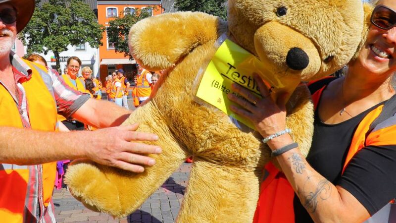 Menschenkette für den Transport: Weltladen Xanten zieht um – 200 Menschen helfen mit