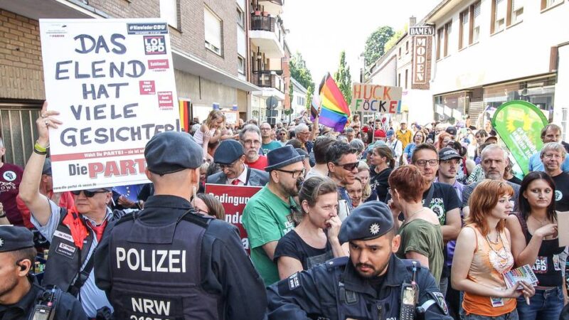 Polizei sichert Eröffnung von Geschäftsstelle: Trillerpfeifen und Buh-Rufe bei AfD-Kundgebung in Grevenbroich