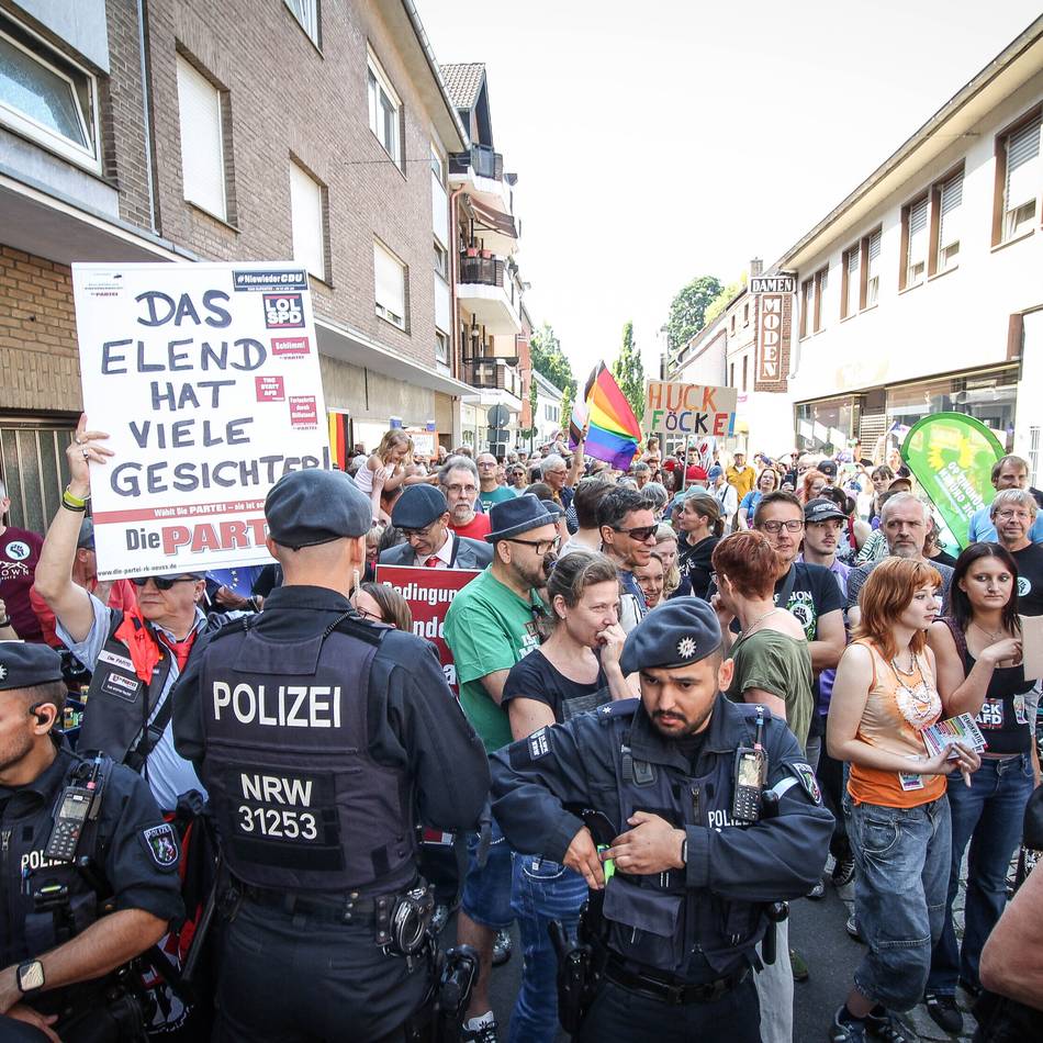 Polizei sichert Eröffnung von Geschäftsstelle: Trillerpfeifen und Buh-Rufe bei AfD-Kundgebung in Grevenbroich
