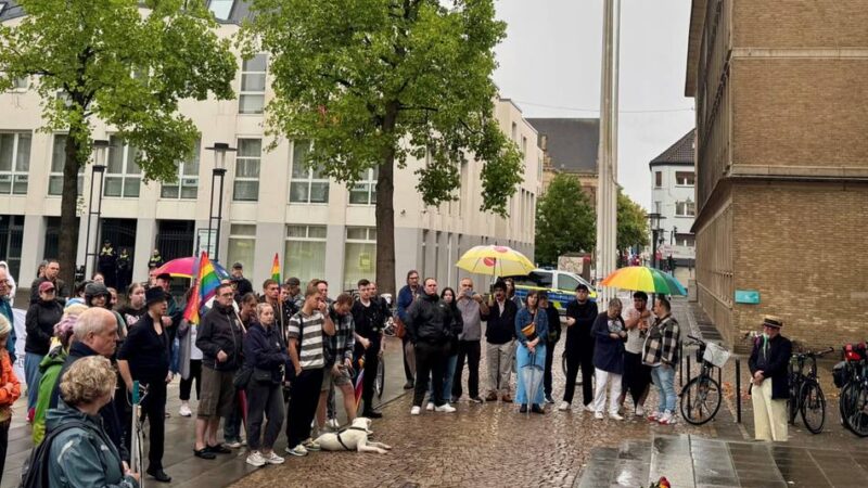 Mahnwache in Krefeld nach Anschlag : „Wir stehen hier, weil es jeden CSD hätte treffen können“