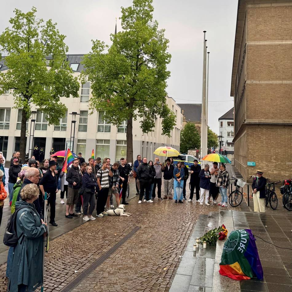 Mahnwache in Krefeld nach Anschlag : „Wir stehen hier, weil es jeden CSD hätte treffen können“
