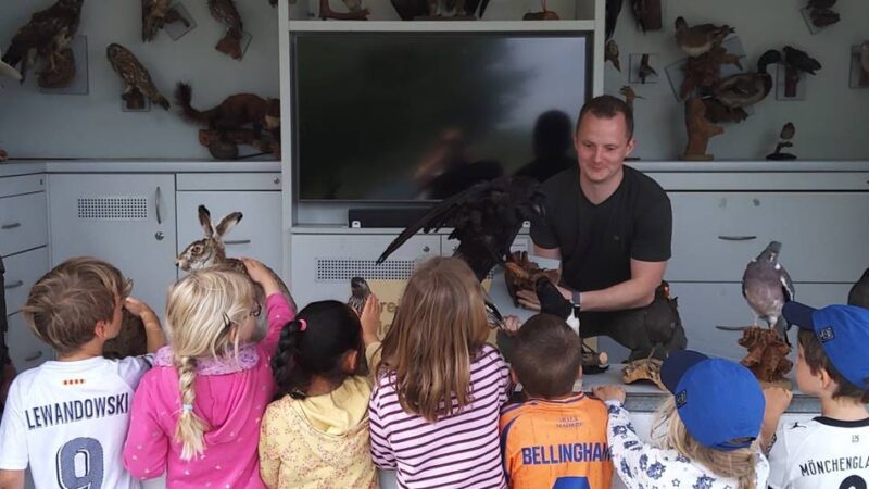 Kita Glückskinder in Willich: Rollende Waldschule bringt 60 Kita-Kindern die Tierwelt näher