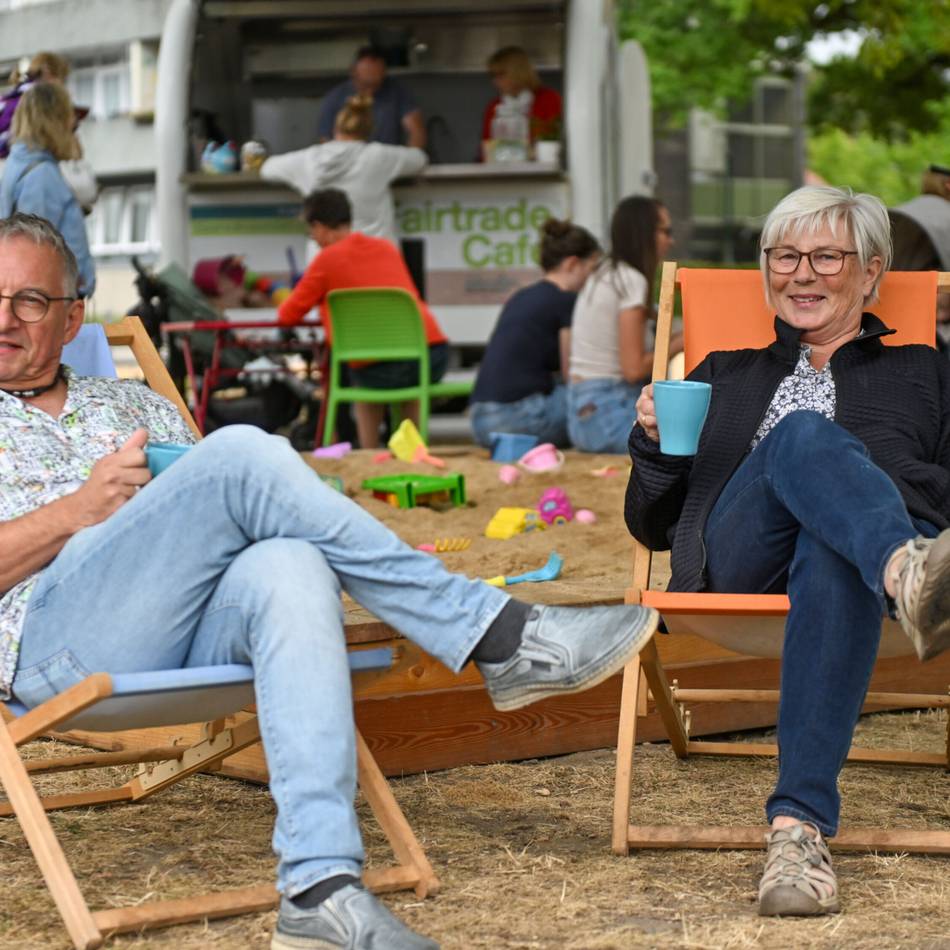 Sommer in Neersen: Café, Sandkasten und Picknick auf dem Minoritenplatz