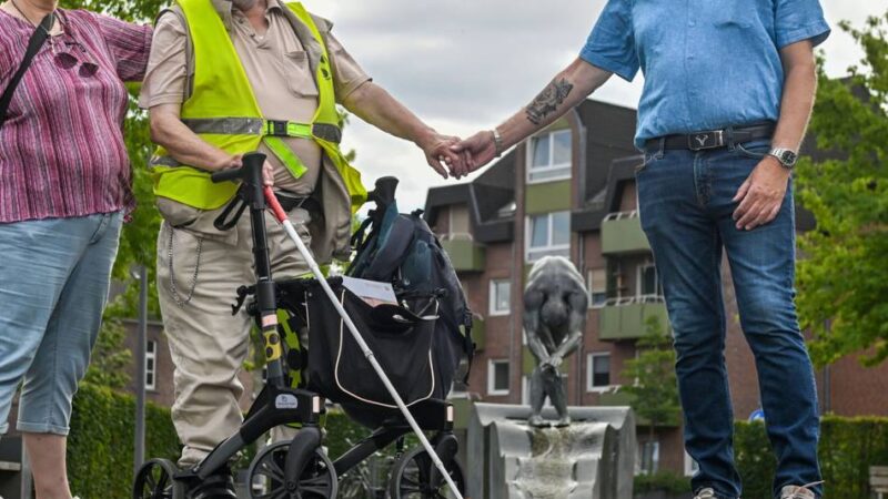 Gefahr für Blinde auf dem Kaiserplatz in Willich: Keine Noppen an der Wasserrinne