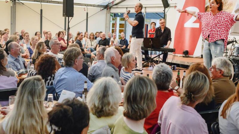 Kneipenquiz in Kalkar-Wissel: Wie Steffi Neu ein Festzelt in riesige Quizkneipe verwandelt