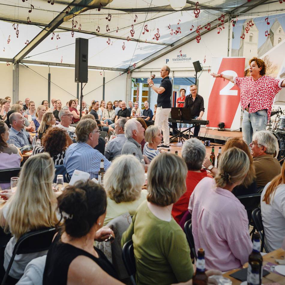 Kneipenquiz in Kalkar-Wissel: Wie Steffi Neu ein Festzelt in riesige Quizkneipe verwandelt