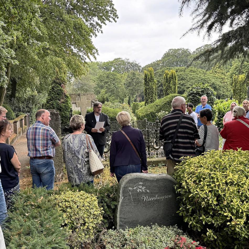 Führung von Ressa: „Selig sind die Toten“ – die besonderen Gräber auf dem Reeser Friedhof