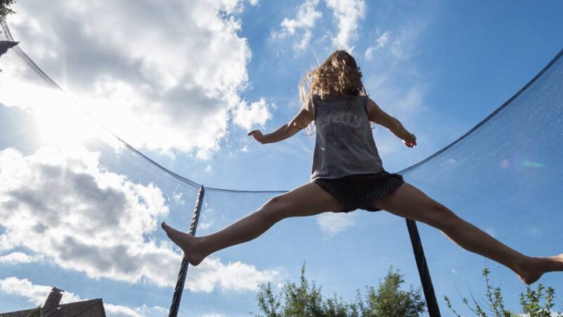Chefarzt aus Moers erklärt: Erste Hilfe bei Kindern – was Eltern bei Unfällen im Sommer wirklich tun sollten