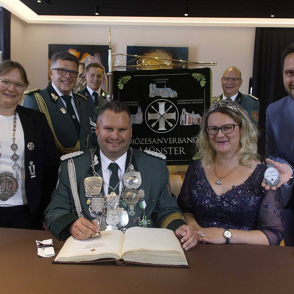 Schütze Michael Raß aus Rheinberg: Diözesankönig trägt sich ins Goldene Buch der Stadt ein
