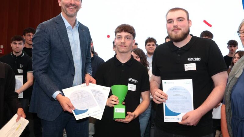 Wirtschaft in Mönchengladbach: Energie-Scouts von Dr. Hahn von der IHK prämiert