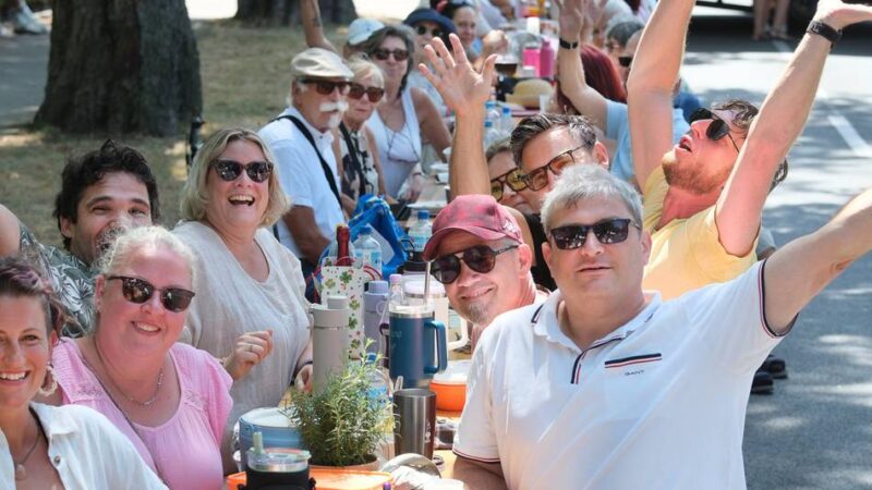 Auf der Festmeile gab es eine Tafel: Ratinger Wir-Gefühl beim großen Festmahl