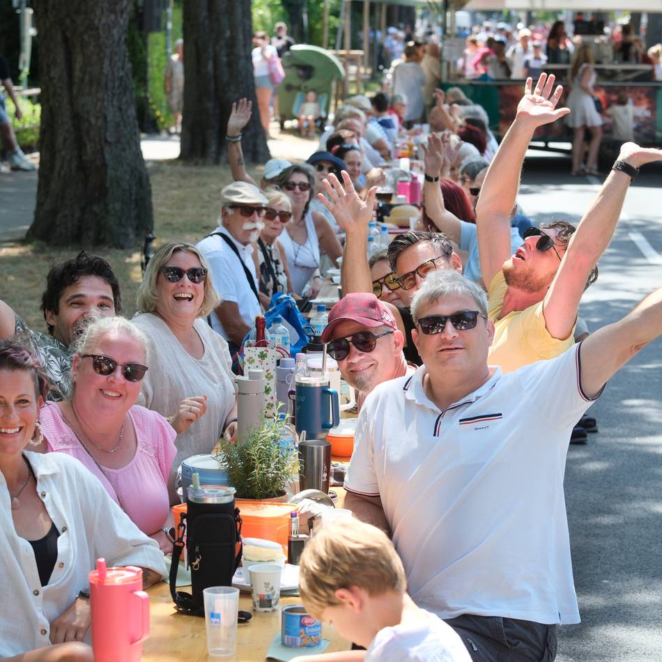 Auf der Festmeile gab es eine Tafel: Ratinger Wir-Gefühl beim großen Festmahl